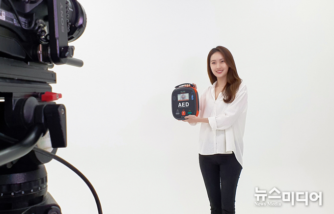 임민지 양이 라디안큐바이오가 신제품으로 선보인 자동심장충격기(AED) HR-701 시리즈 홍보영상을 촬영하고 있다.