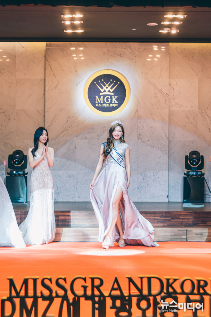 2019 미스글로라이즈코리아 美 수상자 이도정이 무대 워킹을 선보이고 있다.