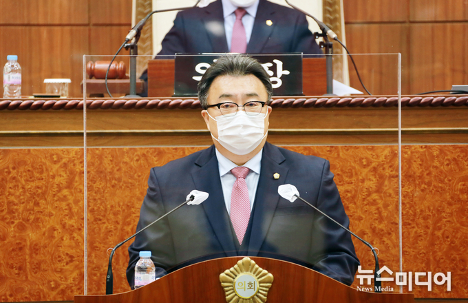 임호석 시의원이 제안설명을 하고있다