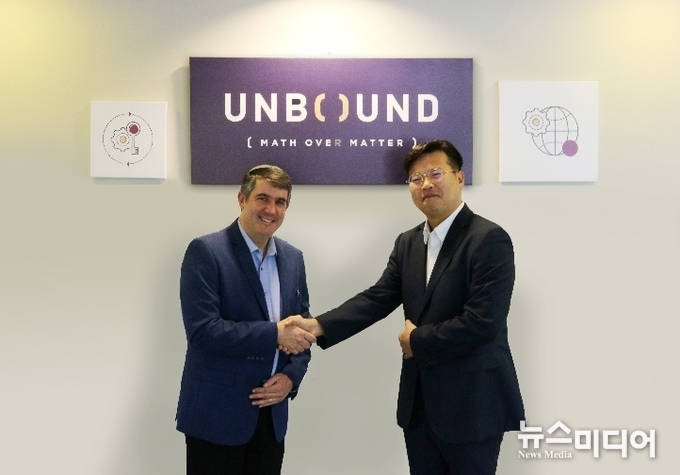 언바운드 테크의 CEO겸 공동설립자, 예휴다 린델과 스텔스솔루션의 설립자, 왕효근 사장이 계약후 기념촬영을 하고있다. 사진제공 =스텔스솔루션