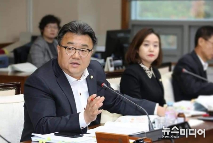 임호석 시의원이 집행부를 향해 시정 질의를 하고있다