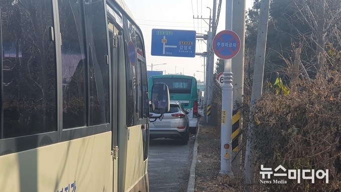 주정차금지를 알리는 도로표지판이 무색하다