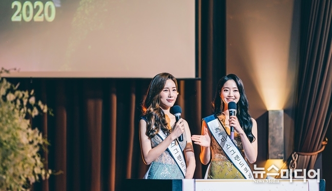 2020 미스글로라이즈코리아 선발대회 메인 MC를 맡은 2019 선 수상자 문진희 아나운서(왼쪽), 수 수상자 이우현 아나운서가 대회 진행을 하고 있다. #미스글로라이즈코리아 #MC문진희 #MC이우현
