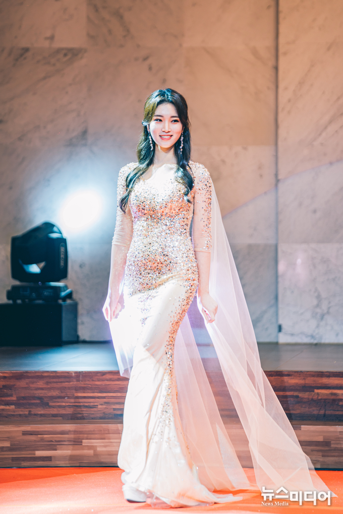 2020 미스글로라이즈코리아 선발대회 미(美) 수상자 임하영이 드레스 무대를 선보이고 있다. 임하영은 인도네시아 발리에서 개최되는 2020~2021 미스폴로인터내셔널 국제대회에 한국대표로 참가하게 된다#미스글로라이즈코리아 #미스폴로인터내셔널 #국제대회