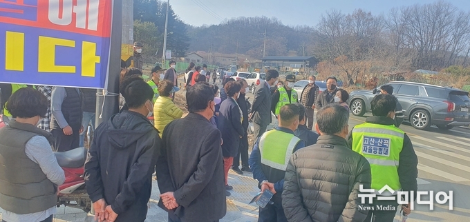 임호석 의원과 박순자 의원이 현장에서 주민들과 의견을 나누고 있다