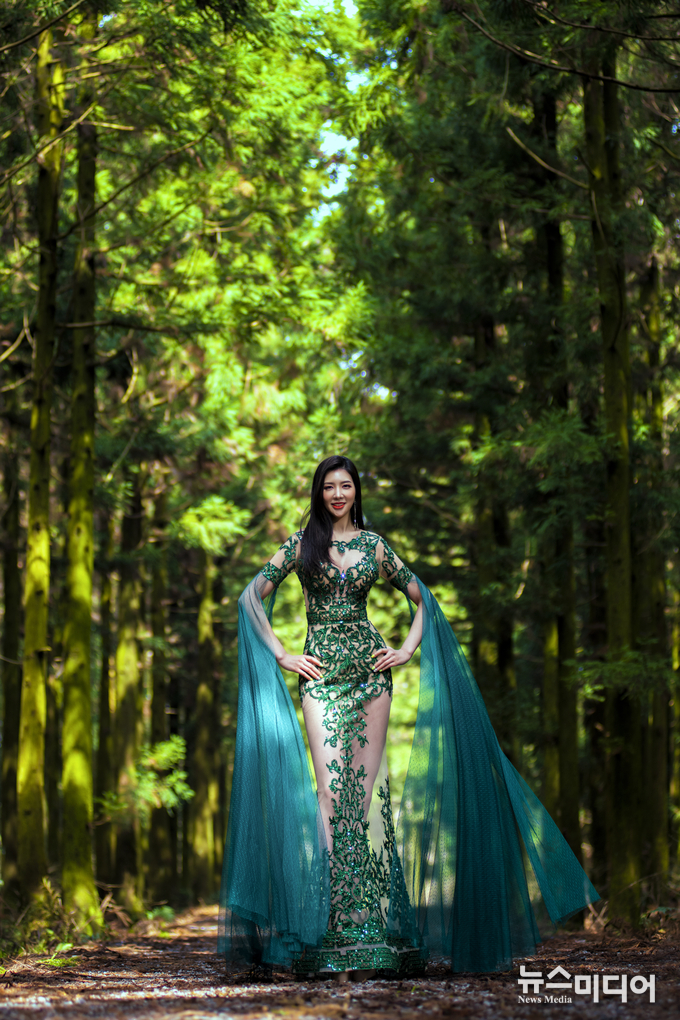 2020 Miss Universe Korea Hari Park in Anaz evening gown / Photo by Glorize Atelier and Consulting)