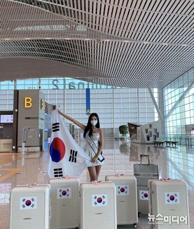 인천공항 출국장에서 태극기를 들고 기념촬영을 하고있다(출처=박하리 인스타그램)