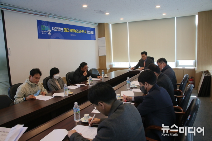 이사회를 진행중인 길만사 이사진들