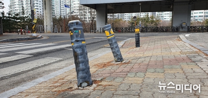신규로 설치된 볼라드 50여미터 떨어진 곳에 노후 볼라드가 그대로 있다