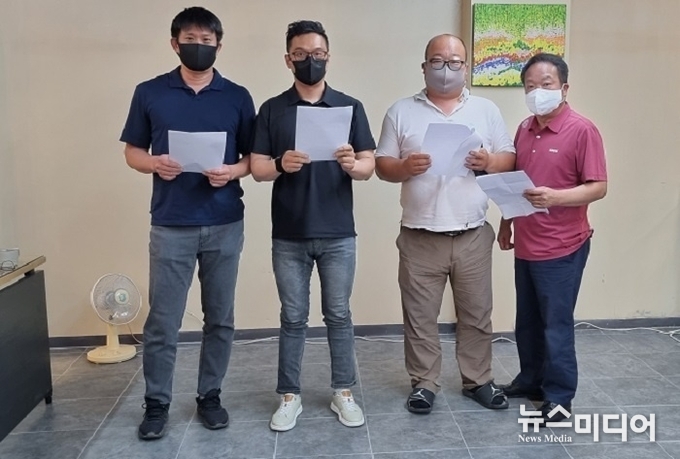 성명서를 발표하는 파주시 국민의힘 당원들