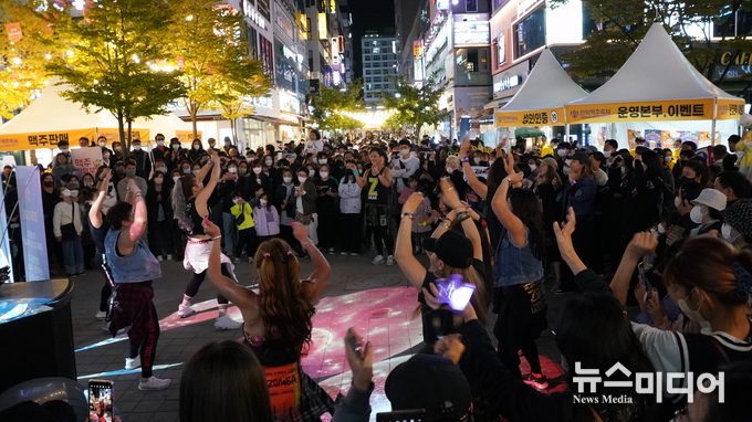 시민들이 공연에 함께 호응하며 축제를 즐기고 있다.