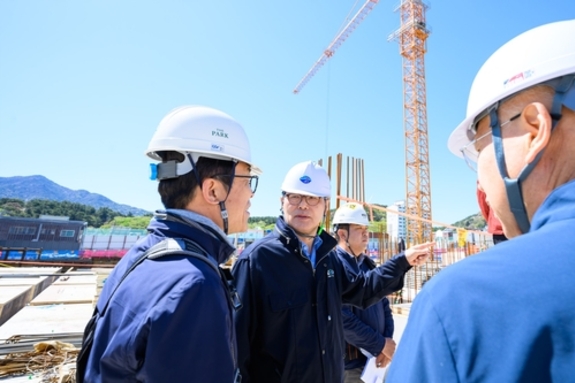 장충남 남해군수, 청사 신축사업 현장 점검