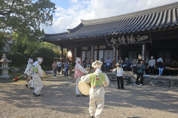 산청군, 남사예담촌 도보극장 운영 돌입…전통·역사 재구성 거리 연극 선봬